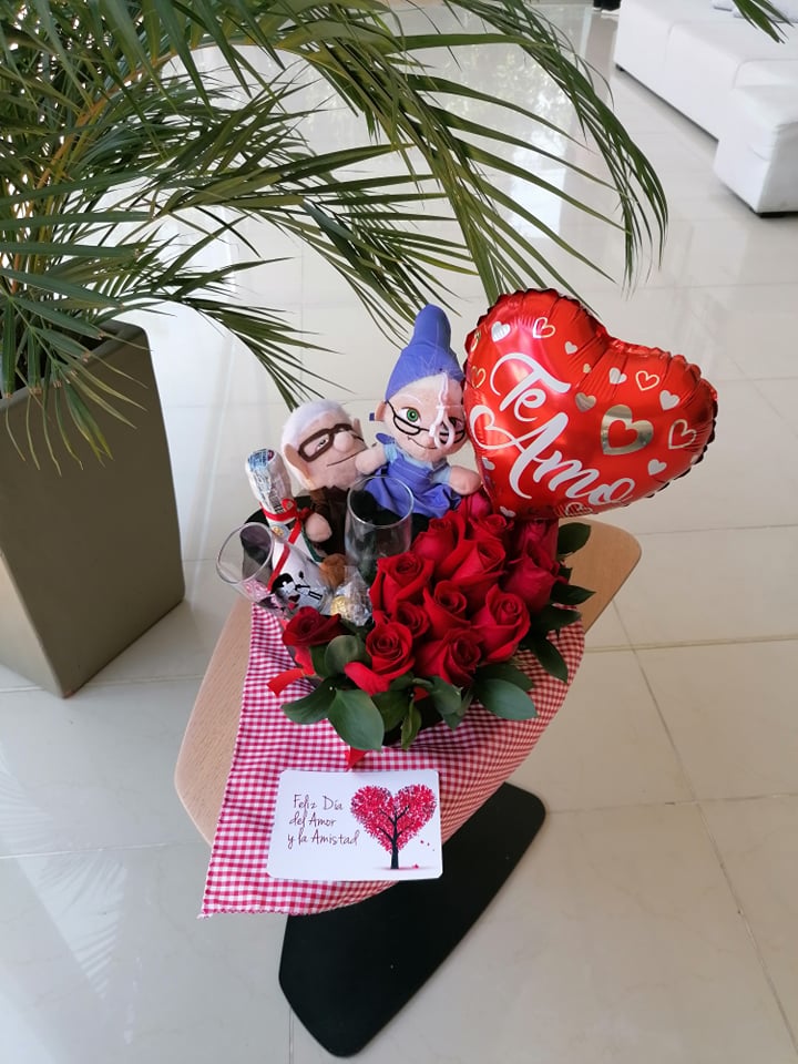 Caja de flores para festejar el amor - Desayunos Sorpresa y